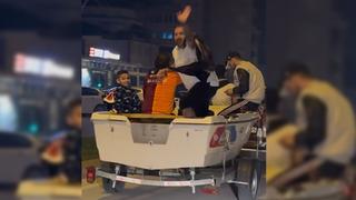 Galatasaray taraftarı, şampiyonluk kutlamasında karada tekneyle gezerek katıldı