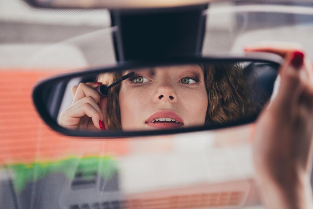 Trafikte makyaj yapmanın cezası belli oldu! O tutar 80 ila 3000 euro arasında değişiyor... 1