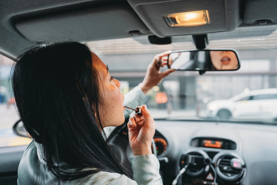 Trafikte makyaj yapmanın cezası belli oldu! O tutar 80 ila 3000 euro arasında değişiyor... 2