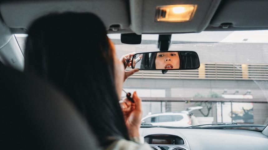 Trafikte makyaj yapmanın cezası belli oldu! O tutar 80 ila 3000 euro arasında değişiyor...