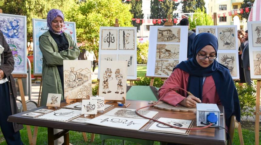 Balıkesir Gençliği, Gençlik ve Spor Festivalinde coşku ve enerjisini zirveye taşıdı