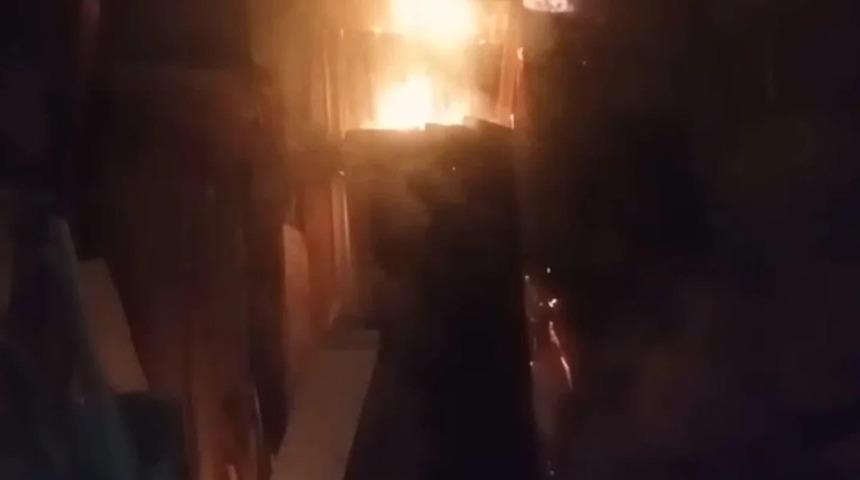 Mobilya dükkanında çıkan yangın büyümeden söndürüldü