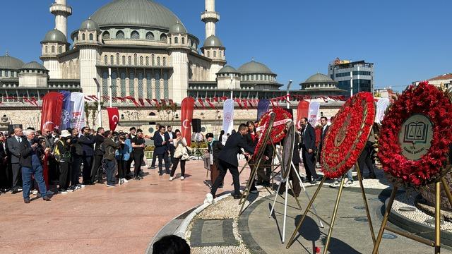 Taksim Meydanı'nda 19 Mayıs töreni