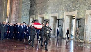 Bakan Bak'tan gençler ve sporcularla Anıtkabir'e ziyaret