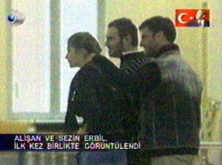 Bir dargın bir barışık yaşanan ilişki geçtiğimiz yıllarda resmiyete döküldü ve Alişan, Sezin ile nişanlandı.