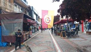 5 yıldızlı bayrağı yırtıp kaçtılar! Fotoğrafı unuttular