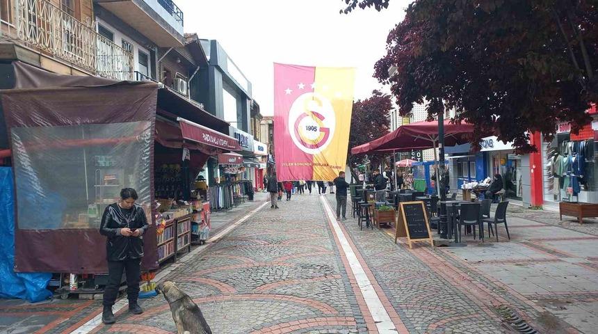 Edirne’de Galatasaray’ın 5 yıldızlı bayrağını yırtıp kaçtılar
