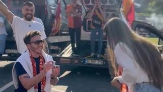 Şampiyonluk kutlamalarında evlilik teklifi