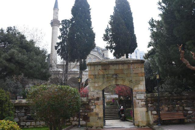 Manisa'daki Mimar Sinan eseri caminin 433 yıllık terazi taşları