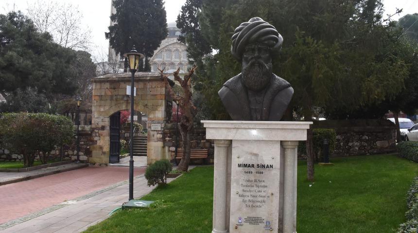 Manisa'daki Mimar Sinan eseri caminin 433 yıllık terazi taşları