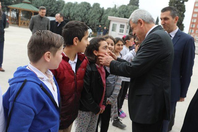 Mehmetçiklere atkı ören öğrencilere Karaosmanoğlu’ndan teşekkür