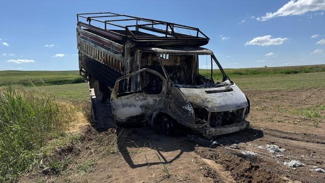 Kamyonette tüyler ürperten vahşet: Baba ve 15 yaşındaki oğlu elleri bağlanıp yakılmış!