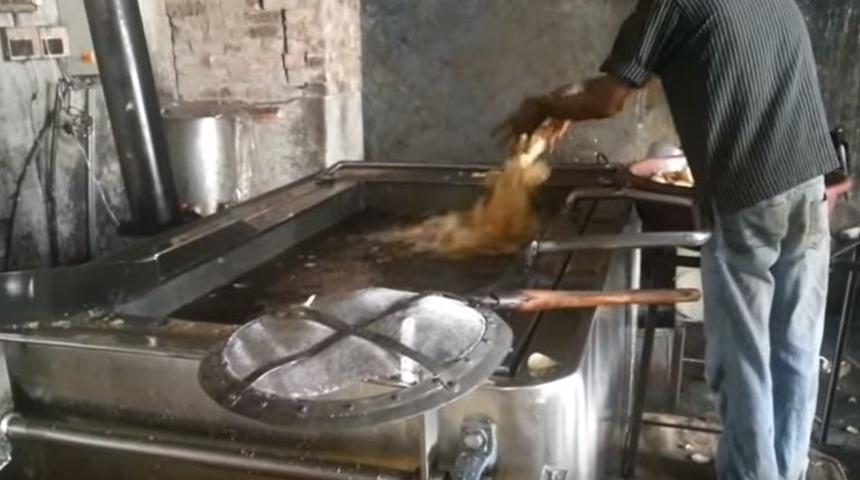 Gördüklerinize inanamayacaksınız: Hijyenden yoksun bir cips fabrikası