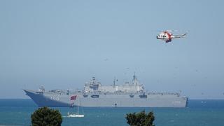 Balıkçı teknelerinden tören geçişi: TCG Anadolu ve kortej aynı karede