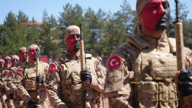 Komandoların 19 Mayıs gösterisi ile hayran bıraktı