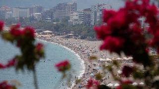 Bir günlük tatili fırsat bilen Antalyalılar Konyaaltı Sahili'ni doldurdu