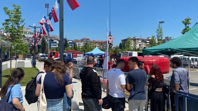 Gökyüzünde adrenalin dolu anlar: Çanakkale türküsünü söyledi