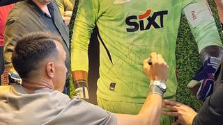 Galatasaray'ın Uruguaylı file bekçisi Muslera, imza gününde taraftarla buluştu