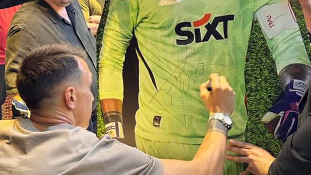 Galatasaray'ın Uruguaylı file bekçisi Muslera, imza gününde taraftarla buluştu