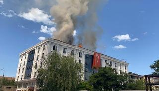 Öğrenci yurdunun çatısında çıkan yangın kontrol altına alındı