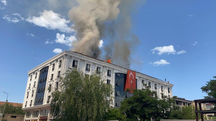 Öğrenci yurdunun çatısında çıkan yangın kontrol altına alındı