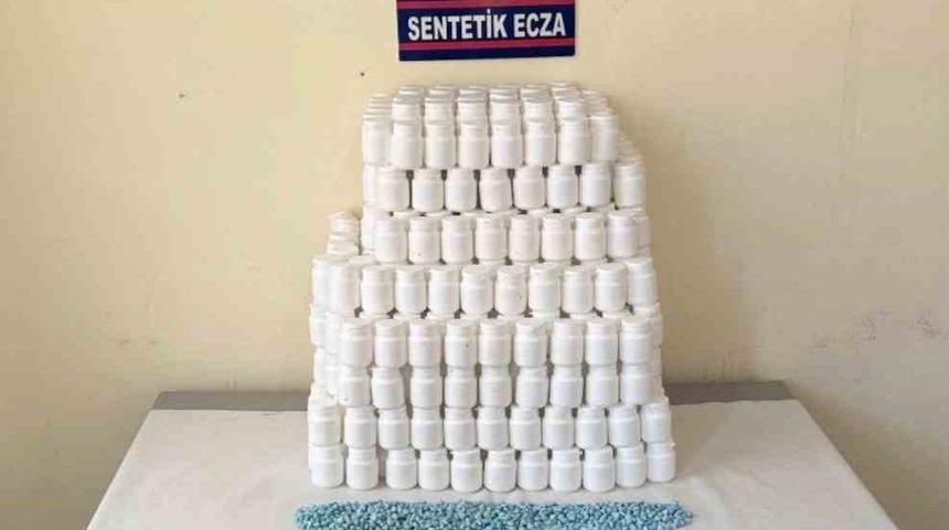 Kayalıkta ve çalılar arasında uyuşturucu deposu