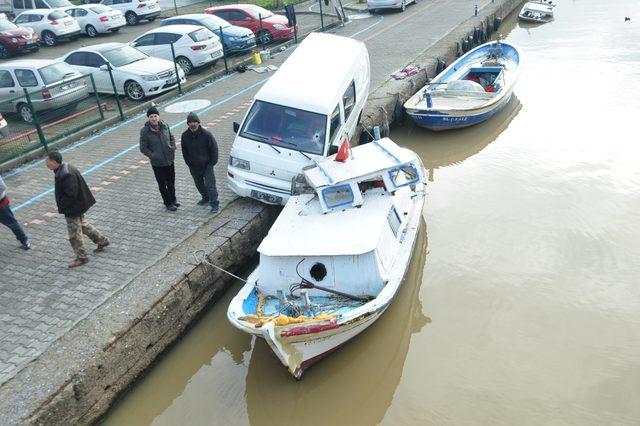 Çanakkale'de şaşırtan kaza; minibüs, tekneye çarptı