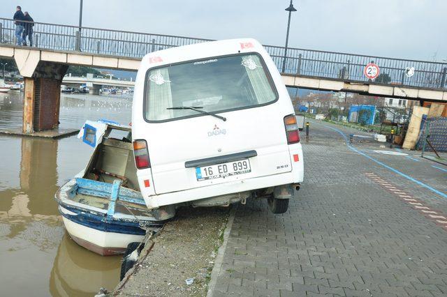 Çanakkale'de şaşırtan kaza; minibüs, tekneye çarptı