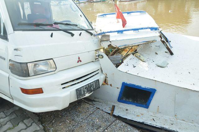 Çanakkale'de şaşırtan kaza; minibüs, tekneye çarptı