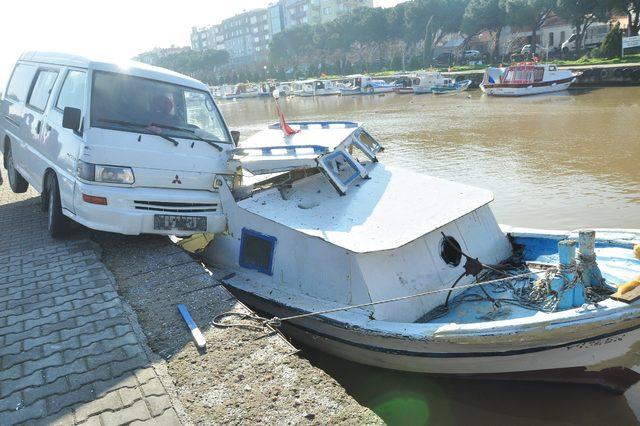 Çanakkale'de şaşırtan kaza; minibüs, tekneye çarptı