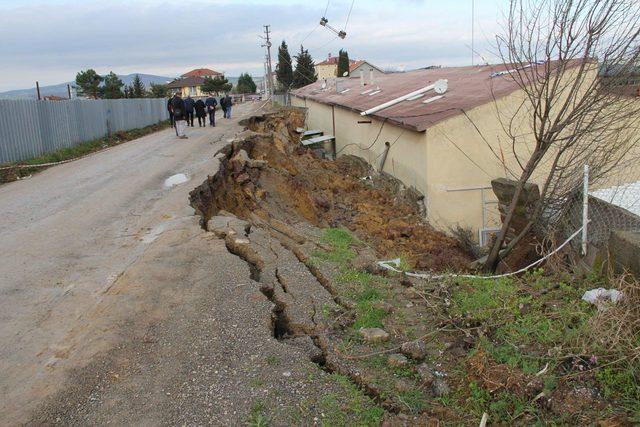 Ferizli'de istinat duvarı çöktü; elektrik direği devrildi