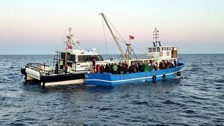 Balıkçı teknesinde çok sayıda kaçak göçmen yakalandı