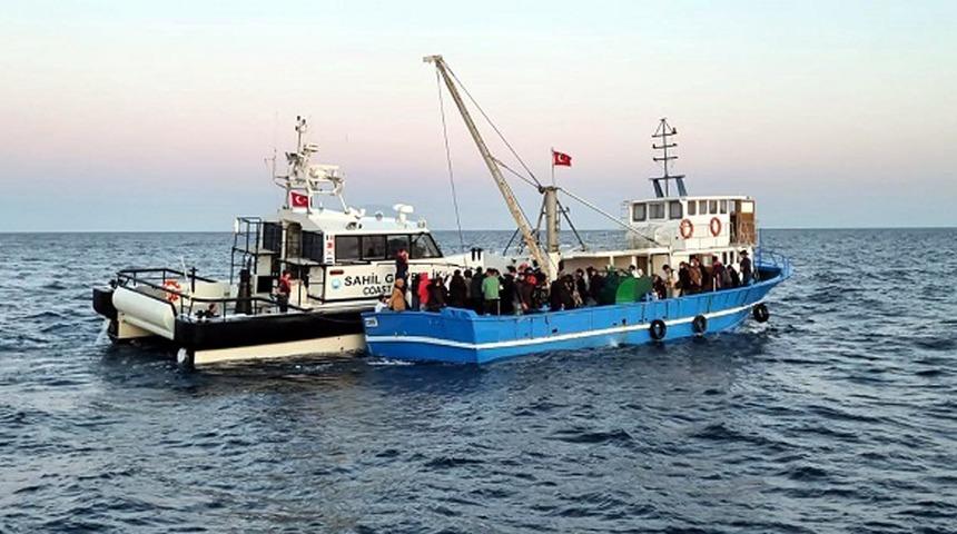 Balıkçı teknesinde çok sayıda kaçak göçmen yakalandı
