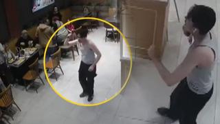 Korku dolu anlar! AVM'de dehşet saçtı: 15 yaşındaki çocuk bıçağı önce müşterilere doğrulttu sonra kendi boğazına dayadı