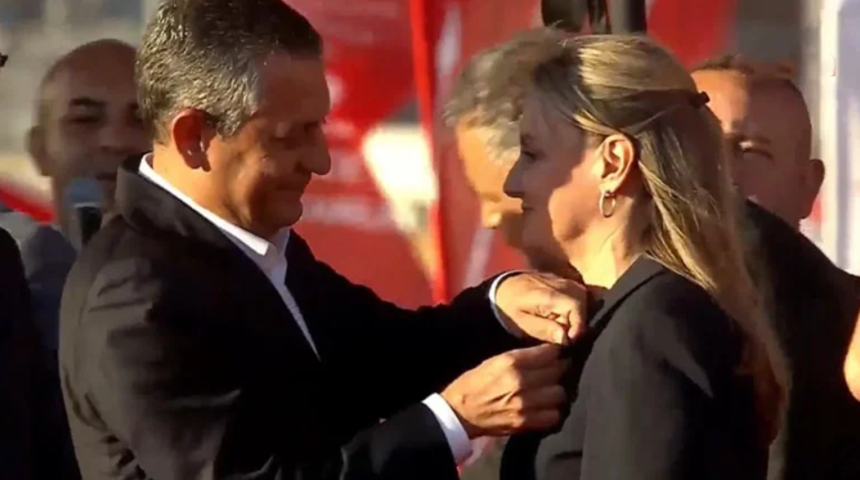 İzmir mitinginde CHP'ye katıldı! "Sizlere sürprizimiz" diyerek anons edildi