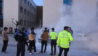  Hastane otoparkında park halindeki araç alevlere teslim oldu