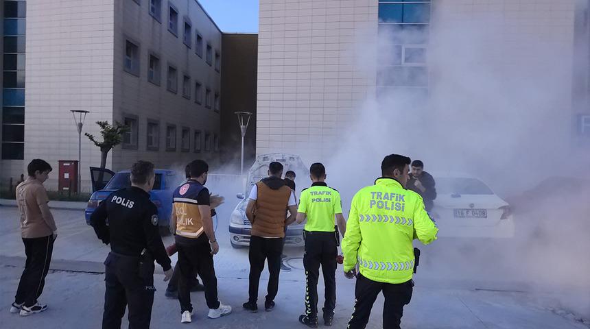 Hastane otoparkında park halindeki araç alevlere teslim oldu! Kısa süreli panik yaşandı