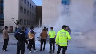 Hastane otoparkında park halindeki araç alevlere teslim oldu! Kısa süreli panik yaşandı