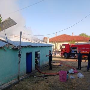 Tandır evinde yangın! Çatı yandı