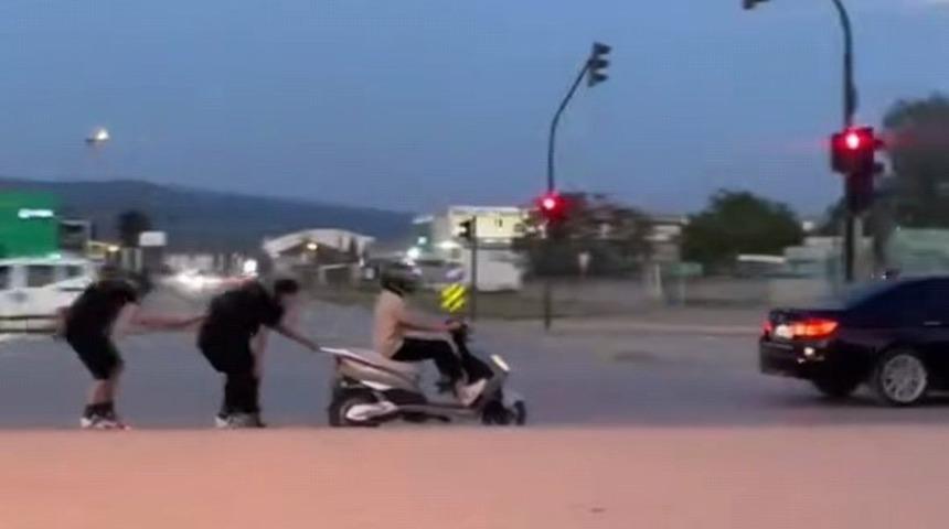 Patenli gençlerden trafikte tehlikeli hareketler