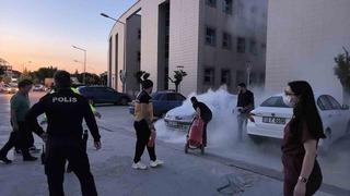 Hastane otoparkında araçta yangın! Alev alev yandı