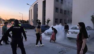 Hastane otoparkında araçta yangın! Alev alev yandı
