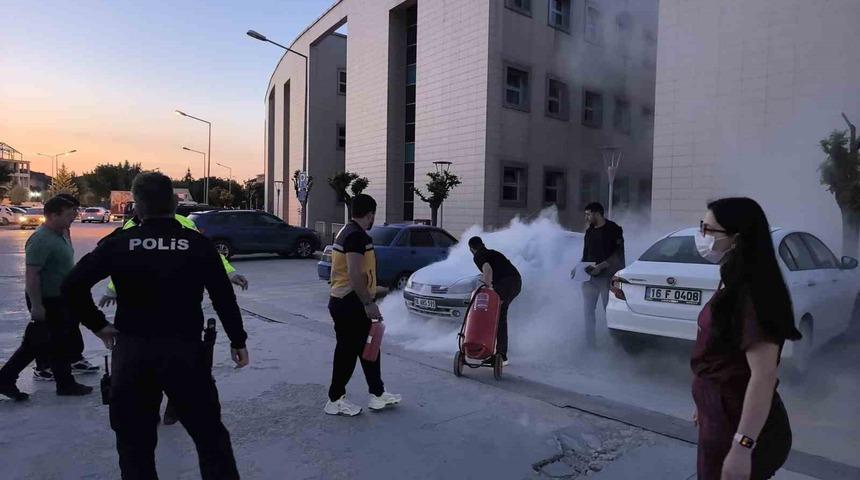 Hastane otoparkında araçta yangın! Alev alev yandı