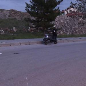 Tavşanlı'da elektrikli motosikletle devrilen sürücü yaralandı