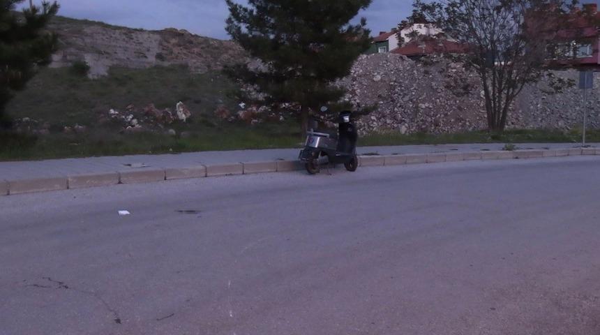 Tavşanlı'da elektrikli motosikletle devrilen sürücü yaralandı