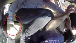 Takside bıçaklı saldırı! Defalarca vurdu, o anlar araç kamerasına yansıdı