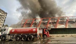 Mersin’de fabrika yangını!  Alevler metrelerce yükseldi