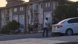 İstanbul- Arnavutköy'de iki sürücünün yol verme kavgası kameralara yansıdı