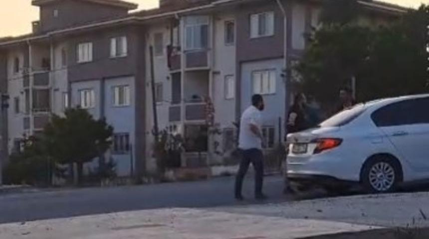 İstanbul- Arnavutköy'de iki sürücünün yol verme kavgası kameralara yansıdı