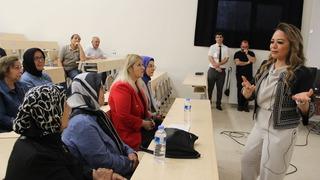 İzmir'de 50 yaşlarında iki kadın seneler sonra hayalleri olan o yerde: Tekrardan genç gibi...